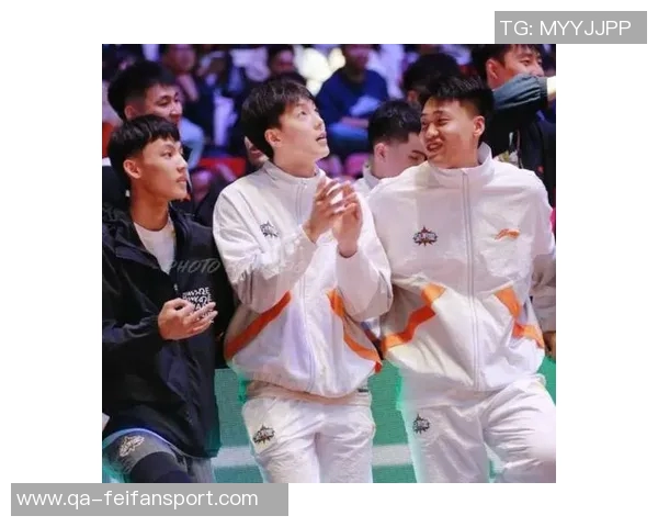 媒体人分享广东全运男篮探班照片赵睿身穿北京T恤与胡明轩崔永熙同框合影