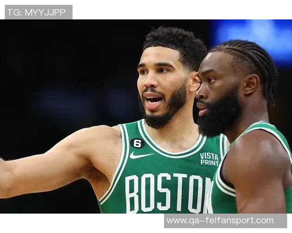 科塔赞塔图姆在场上如教练般引领队伍积极发声助力团队前行